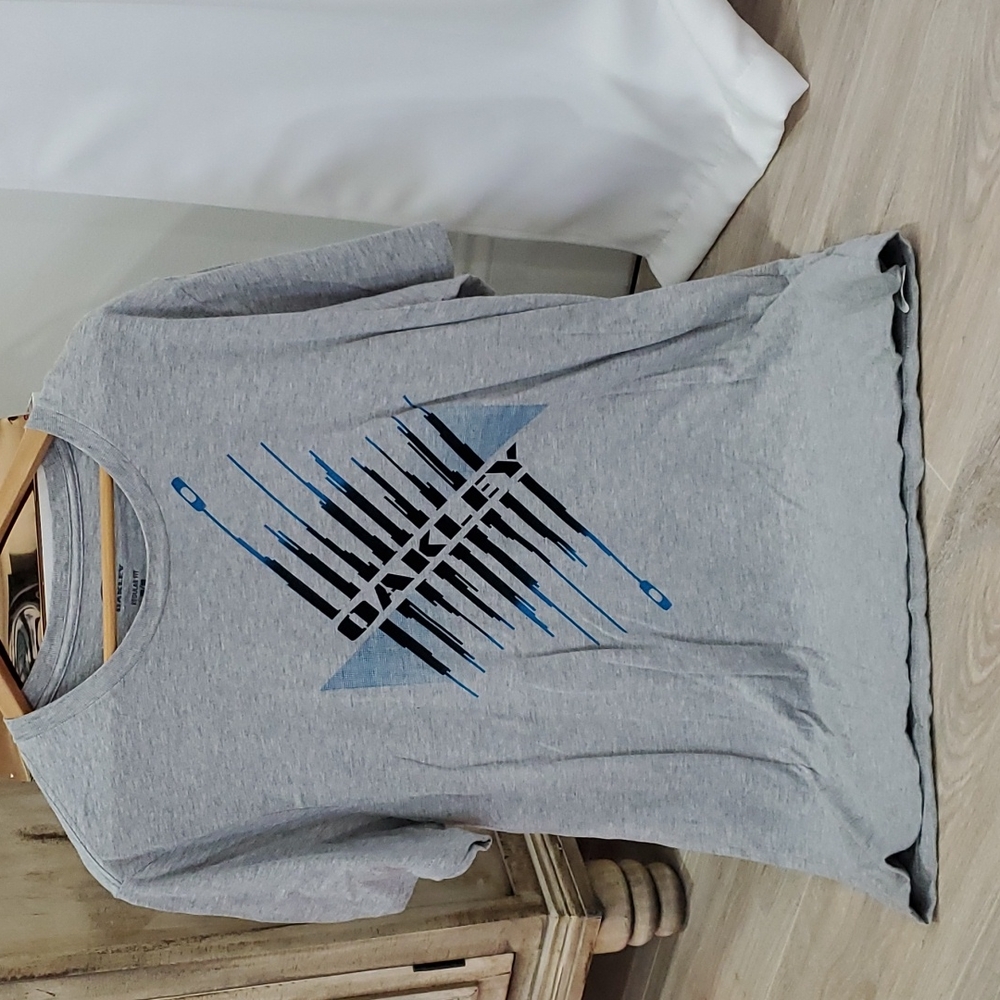 Men's M Oakley tee